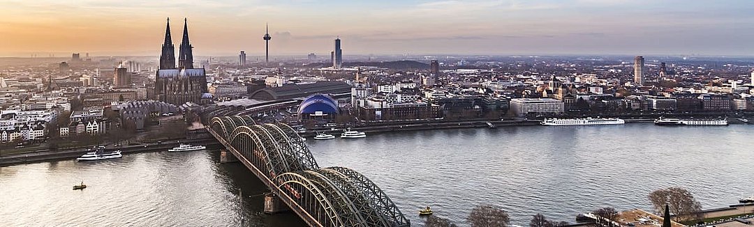 Die Domstadt vom Rheinufer aus: Wir betreuen Sie in Köln im Verkehrsrecht