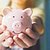 Ein Kind hält sein Sparschwein- für es gilt der Taschengeldparagraph