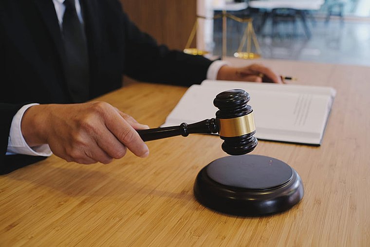 Lohnfortzahlung während der Quarantäne nach einem Urlaub im Risikogebiet – ein Richter verkündet das Urteil des Arbeitsgerichts